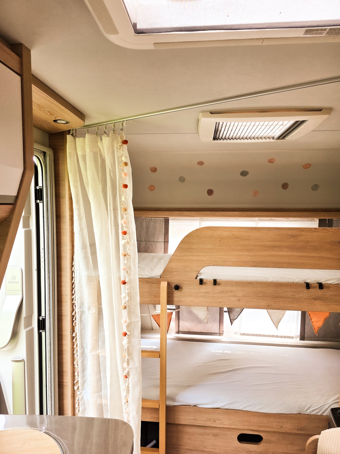 2x Haken für Raumtrenner